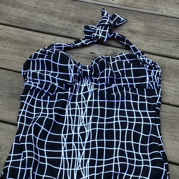 ❣️ Spiegel Blk Wht Abstract One Piece Swimsuit - Picture 2 of 5